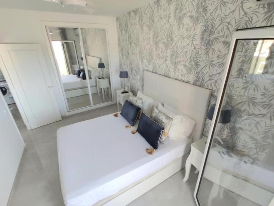 Lux. Frontbeach-Terrace. 5 Pools.Tv. 2 A.C.Netflix 贝纳尔马德纳 外观 照片