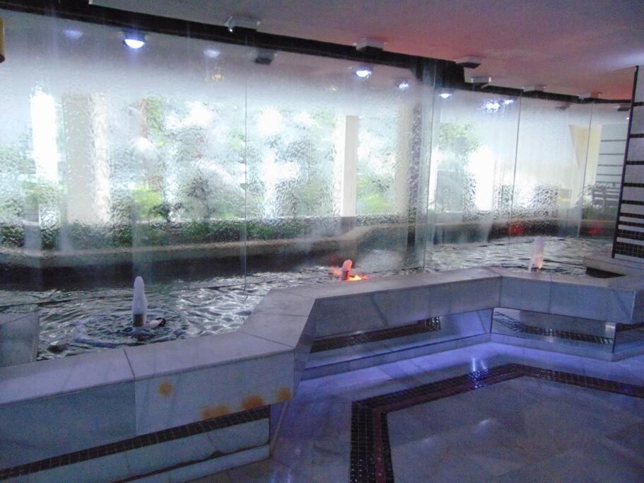 Lux. Frontbeach-Terrace. 5 Pools.Tv. 2 A.C.Netflix 贝纳尔马德纳 外观 照片